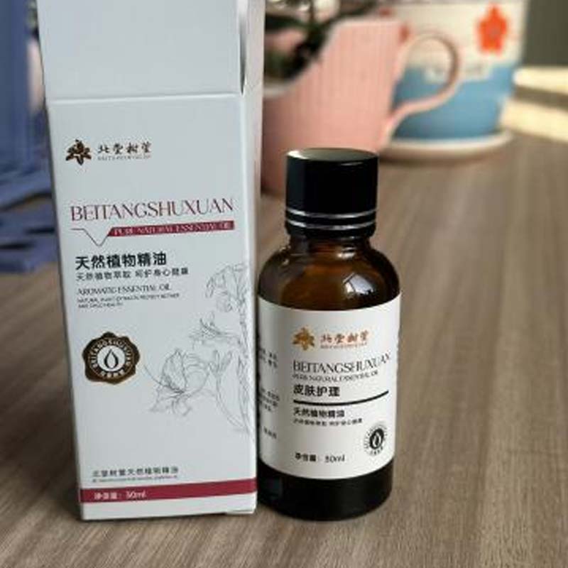 Natürliches adstringierendes und ausgleichendes ätherisches Öl Natürliches adstringierendes und ausgleichendes ätherisches Öl